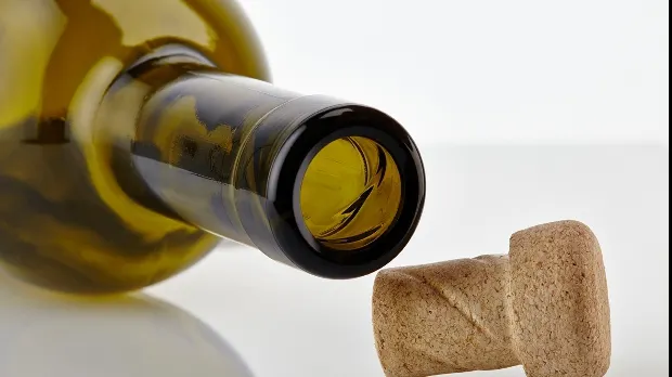 O nouă metodă face furori. Cum să deschizi o sticlă de vin fără nicio unealtă specială