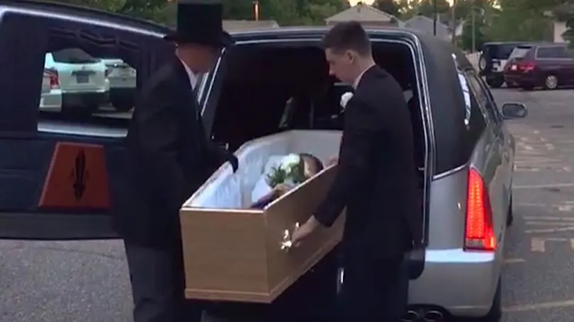Au scos sicriul în care se afla o tânără din maşina mortuară. După câteva secunde, toţi au înlemnit
