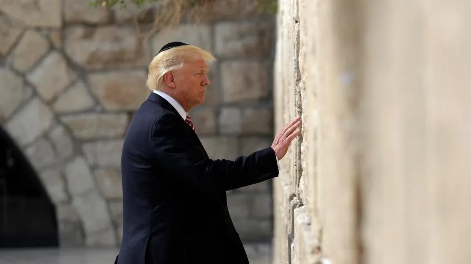 Donald Trump, primul președinte american care s-a rugat la Zidul Plângerii