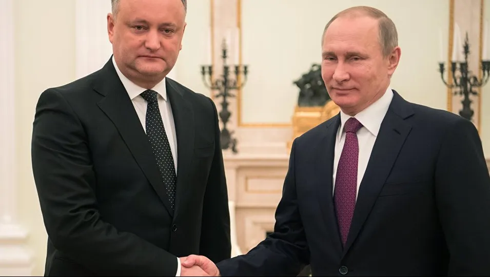 Putin l-a ironizat pe Dodon. Gestul, interpretat drept un semn de dispreţ faţă de liderii slabi