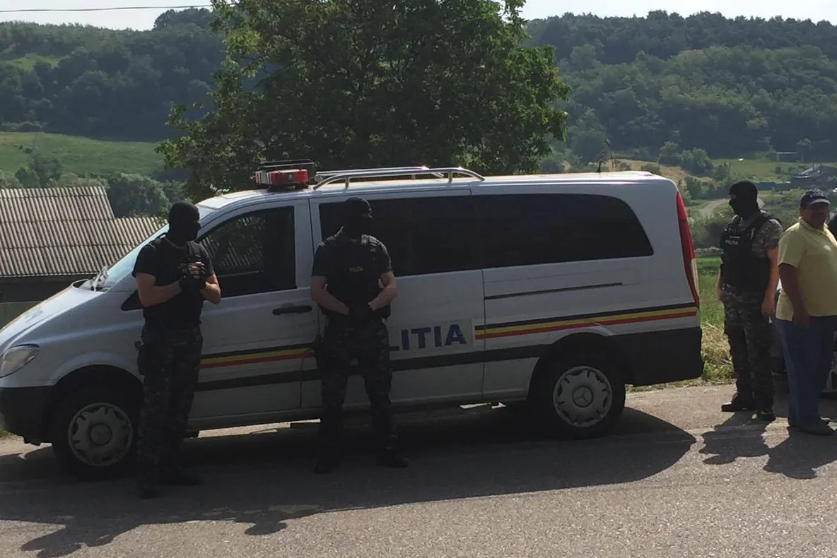 Dublă crimă în Neamț și polițiști înjunghiați. S-au tras focuri de armă după agresor