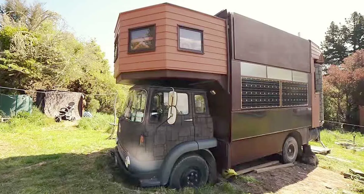Au găsit un camion părăsit şi l-au transformat în CASTEL. Odată deschise uşile, e o lume de vis
