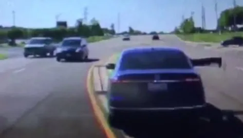 Și-a riscat viața pentru a salva viața unui alt șofer! Nici în filmele de acțiune nu vezi așa ceva