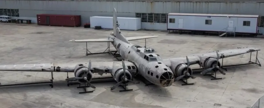 Au găsit un bombardier din Al II-lea Război Mondial. L-au scos din pădure şi.. ŞOC! Ce era în el
