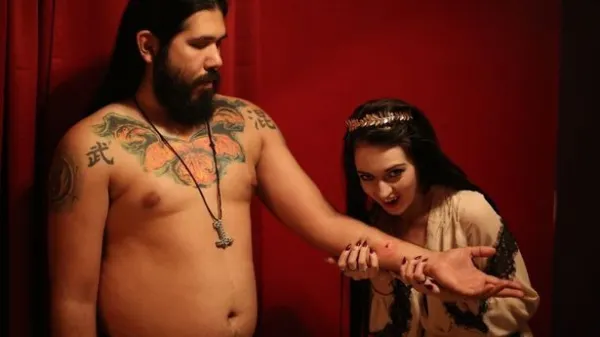 Există! Un cuplu de vampiri afirmă că sângele e mai bun decât sexul. Practicile lor terifiante