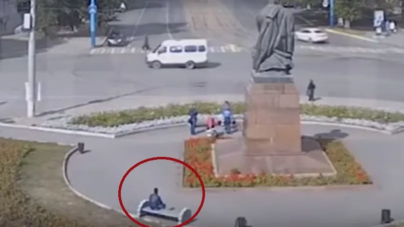 Stătea pe bancă, nepăsător. În 10 secunde ceva teribil se întâmplă. Totul a fost filmat