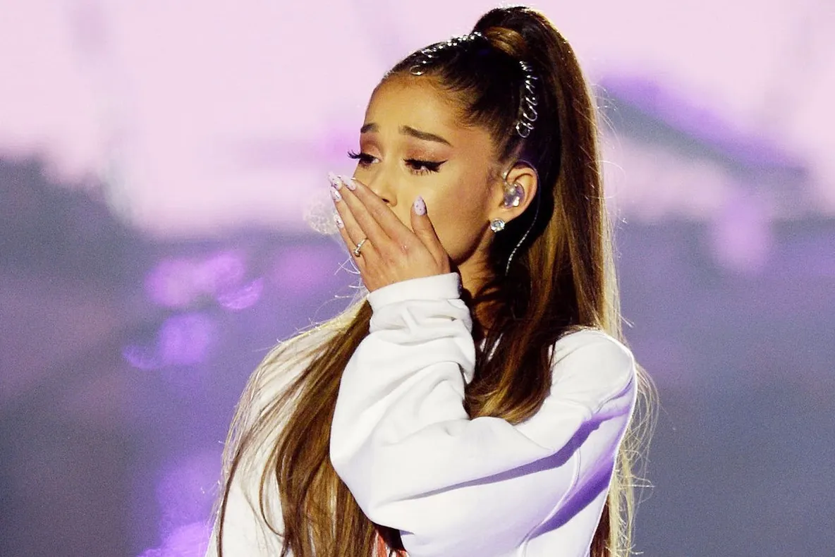 Ariana Grande s-a tatuat în memoria victimelor de pe Manchester Arena. Ce reprezintă desenul
