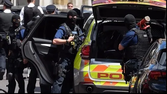 Martor: Doi români, printre cei 12 suspecţi arestaţi la Londra. Reacţia ambasadei