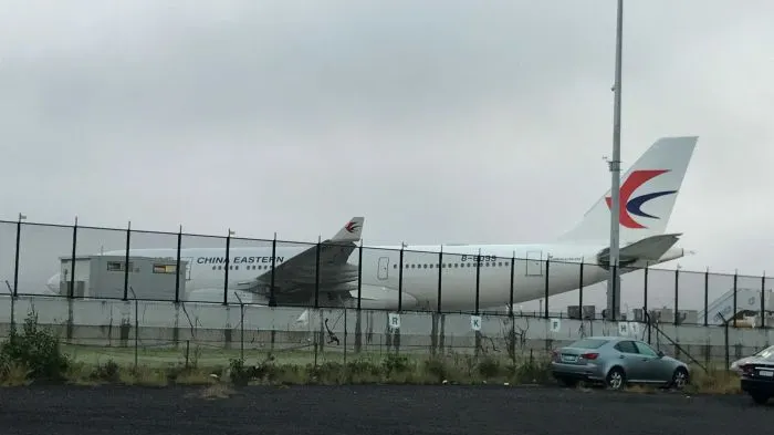 Tragedie evitată pe ultima sută de metri. Un avion a aterizat forțat din cauza unei fisuri în motor