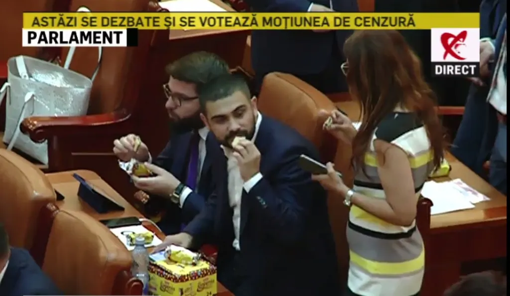Parlamentarii, îndulciți cu biscuiți înainte de votul pe moțiune