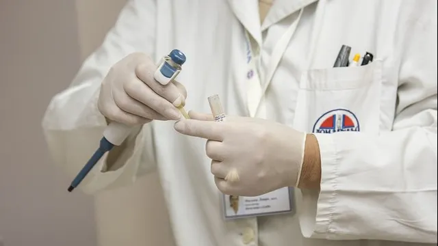Simptome care trebuie să ne trimită urgent la control. Cancerul colorectal e vindecabil