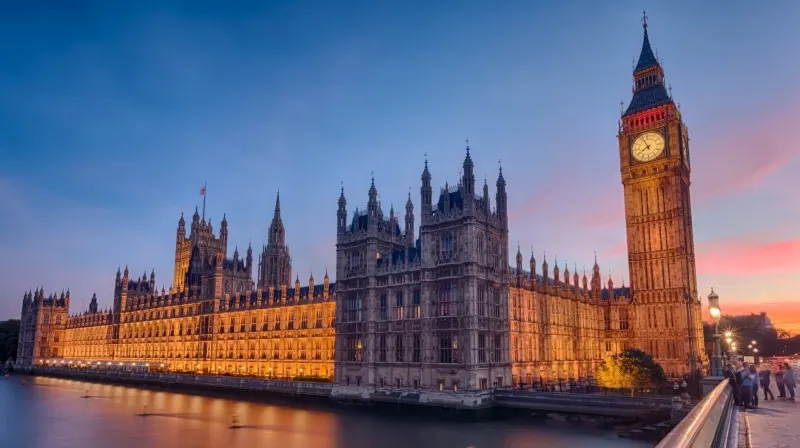 Fost ministru britanic conservator, arestat pentru viol 