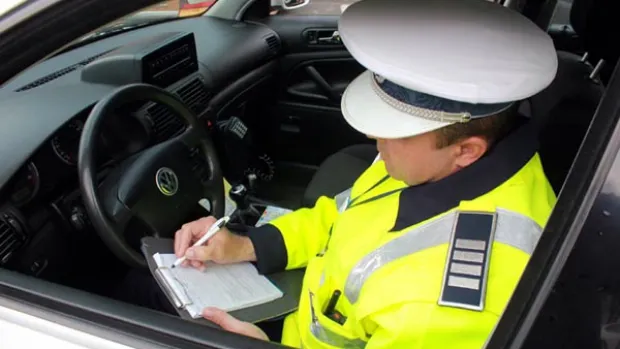 Poliţistul a vrut să-l amendeze pe şofer, dar a văzut un bilet pe parbriz şi l-a cruţat. Ce scria