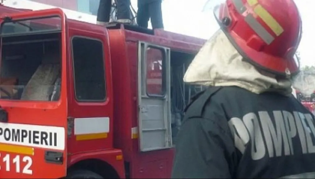 Două mașini au ars în parcarea Judecătoriei. Un alt treilea autoturism a fost afectat, la Vaslui