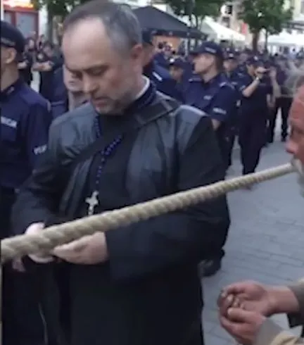 Acest preot a devenit celebru pe internet, după ce s-a răzgândit când a vrut să ajute un cerşetor