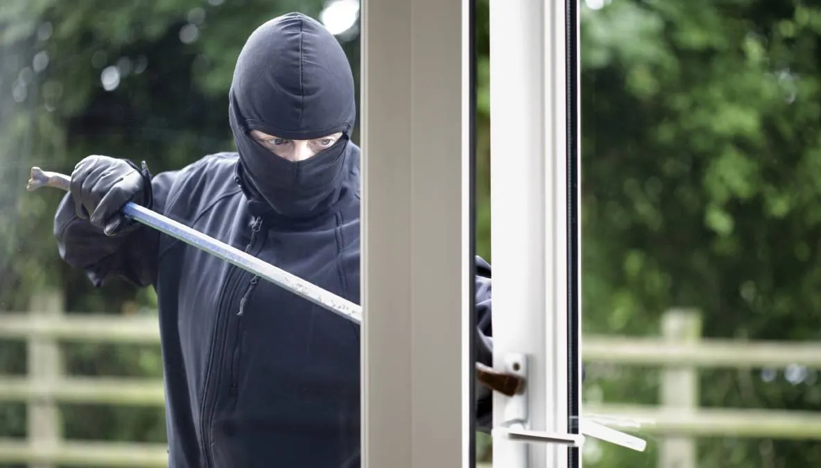 Culmea furtului, în Dâmboviţa -a rămas fără televizor, în timp ce vorbea cu vecinii în faţa blocului