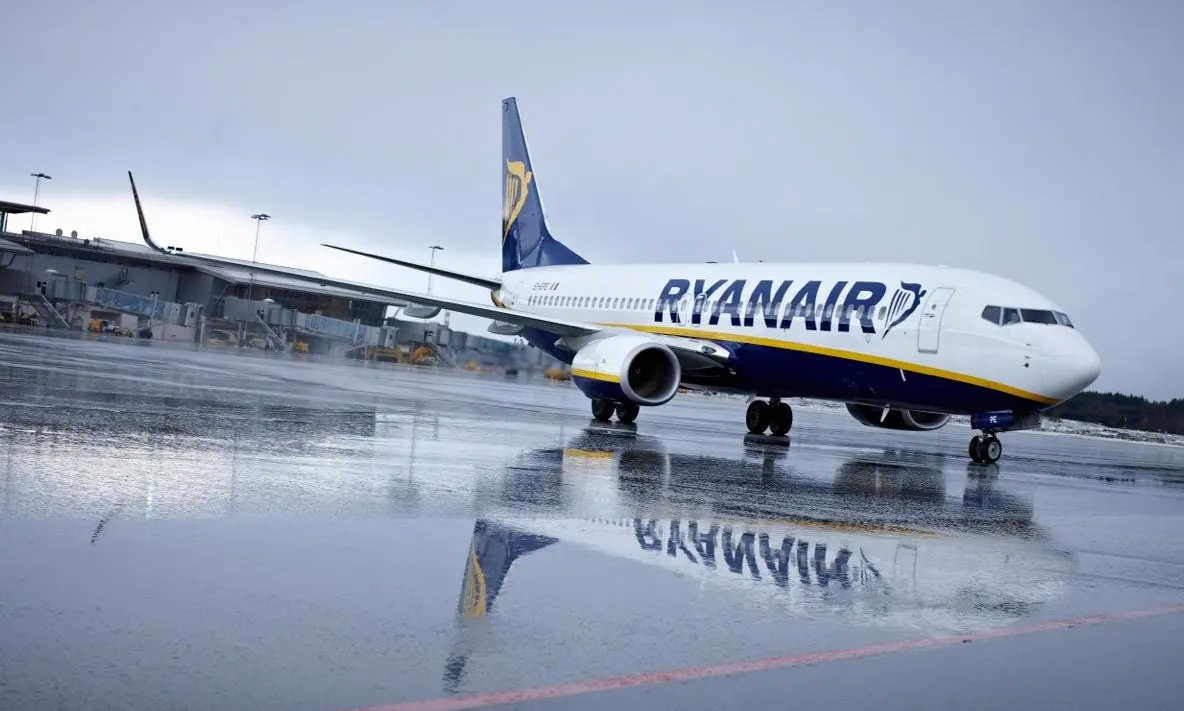 SUTE de oameni, blocați pe Aeroportul Otopeni, după ce un zbor a fost anulat