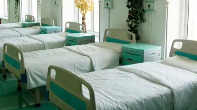 A băut mai multe pahare și a căzut într-un canal. Medicii se străduiesc acum să-l țină în viață