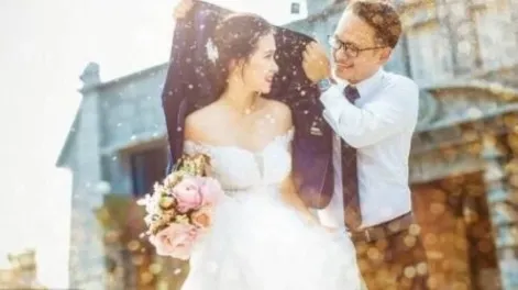 Pare o fotografie idilică de nuntă. Când vei vedea imaginea completă, vei fi uluit! Nu se poate