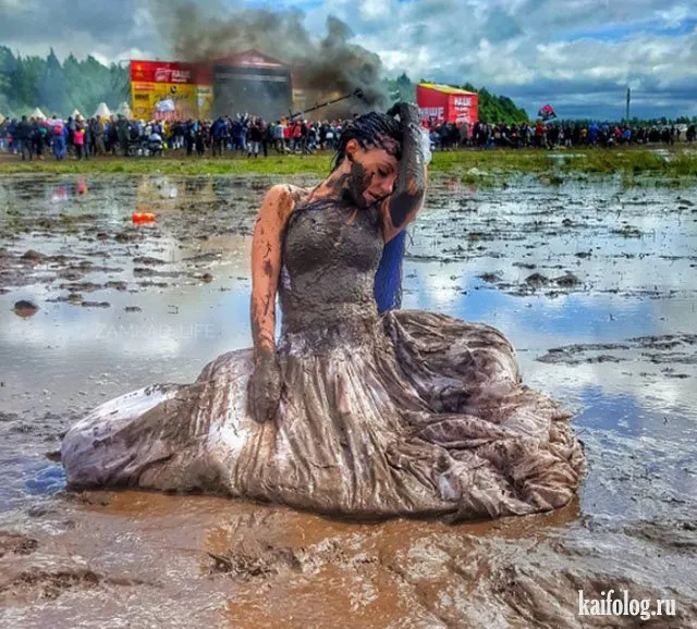Fotografii NEBUNE:cum arată un festival de muzică din Rusia,inundat de noroi?Petrecerea a continuat