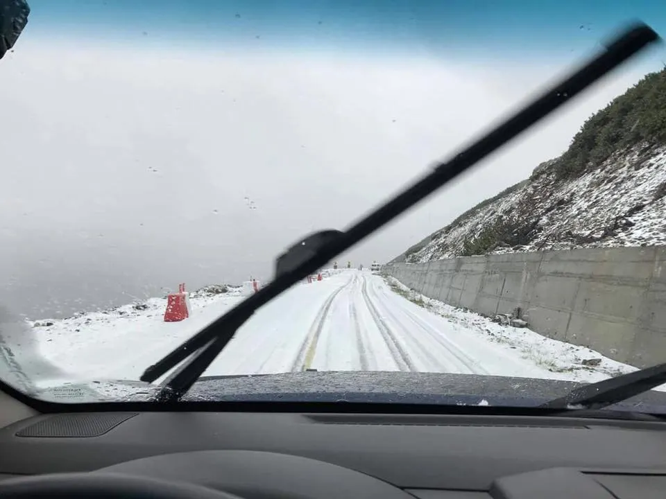 Temperaturi scăzute în România, minus 4 grade. Se circulă în condiții de iarnă