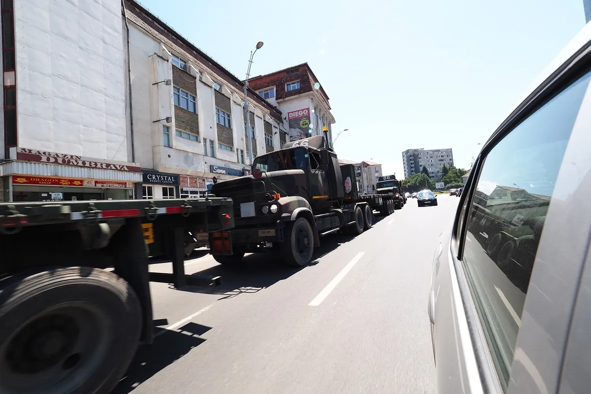 Camion NATO, implicat într-un accident într-un sens giratoriu din Sibiu