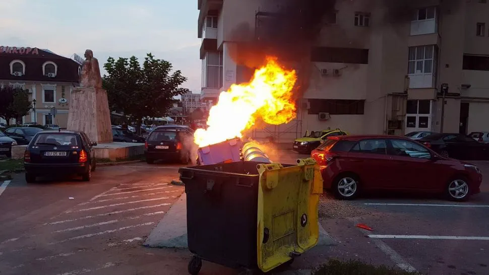 Incendiu în Târgu Jiu: un container de gunoi în flăcări în centrul oraşului