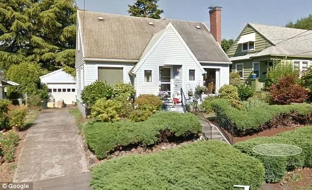 Google Earth. Se uita pe Google Earth la casa ei. Când a văzut cine uda florile, ŞOC. O ştia moartă