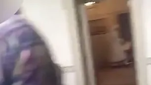 S-au dus într-un palat vechi și au început să filmeze. Ce au surprins este HALUCINANT
