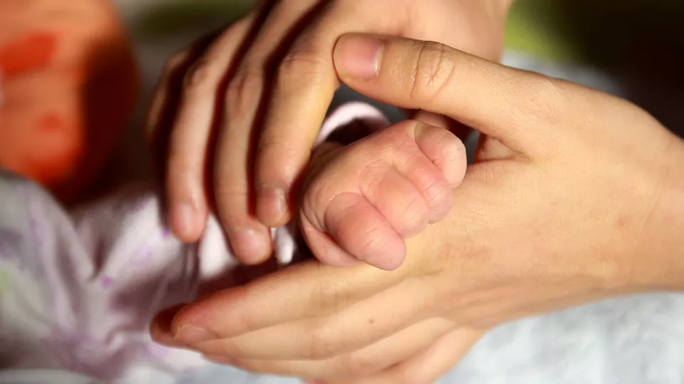 O ieşeancă şi-a găsit bebeluşul mort în pat. Poliţiştii au făcut o descoperire şoc. Ce s-a întâmplat