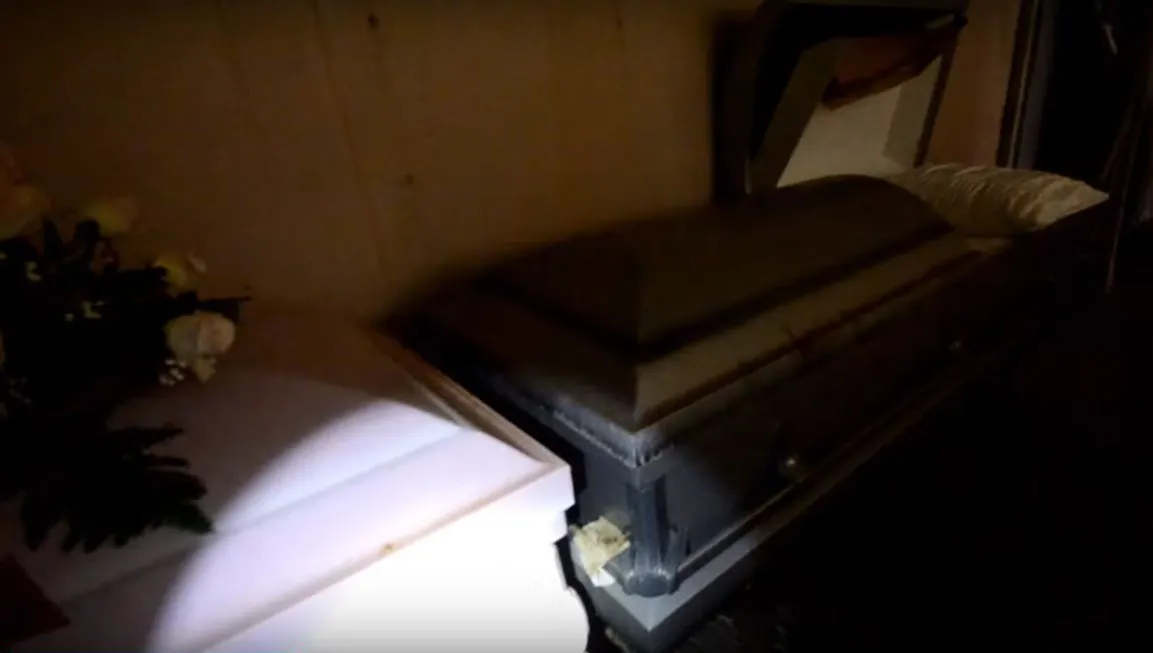 A intrat în casa mortuară abandonată. A auzit un zgomot. Când s-a uitat în sicriul vechi a înghețat