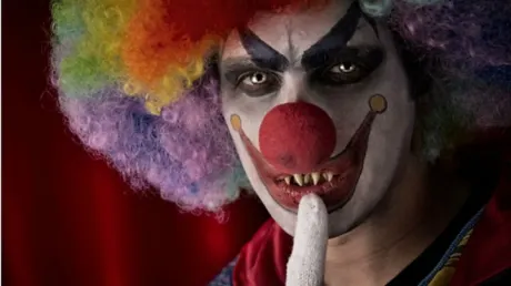 Foto ȘOCANT! Un bărbat costumat într-un personaj iubit de copii, arestat pentru tentativă de CRIMĂ