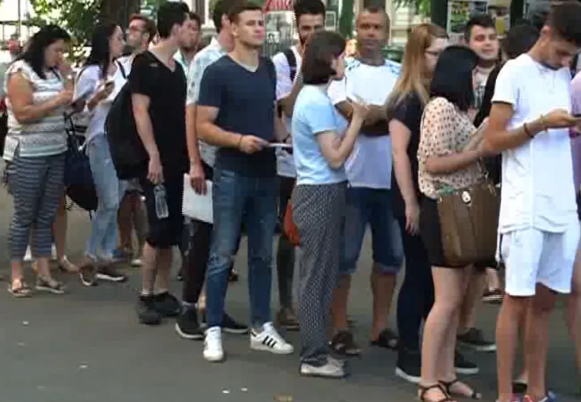 ADMITERE FACULTATE 2017. Au început înscrierile la ASE. Cozile s-au format de la 5 dimineața 