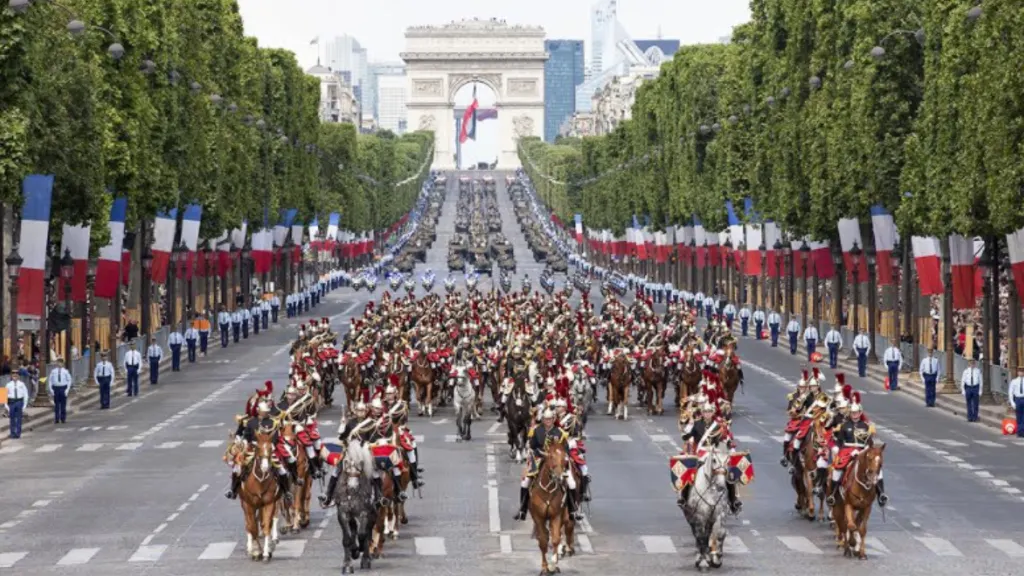 ZIUA NAŢIONALĂ A FRANŢEI. Trump şi Macron, la parada de pe Champs-Elysees din Paris