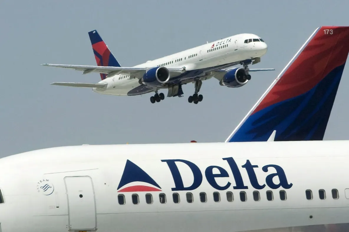 Alertă pe aeroport! Aeronavă forțată să aterizeze după ce un pasager a atacat membrii echipajului