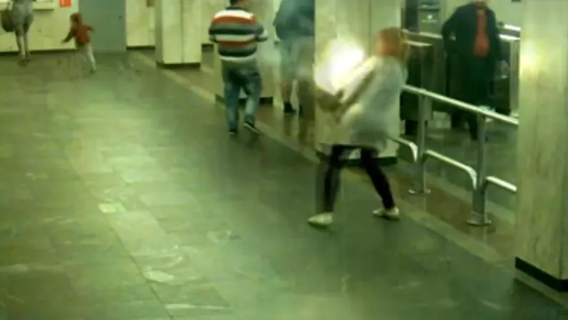 Geanta unei femei a explodat la metrou! Pasagerii au fugit îngroziţi