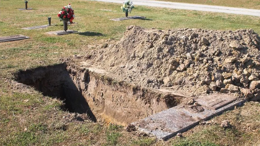 A lăsat apă și mâncare la mormântul iubitei. Ce a văzut a doua zi dimineață l-a cutremurat