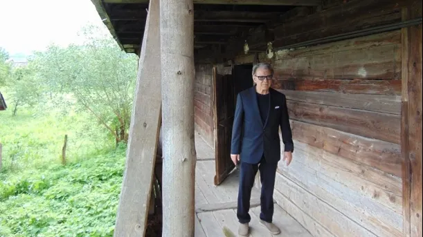 Un celebru actor de la Hollywood, vizită în Maramureş, la casa în care a copilărit MAMA sa