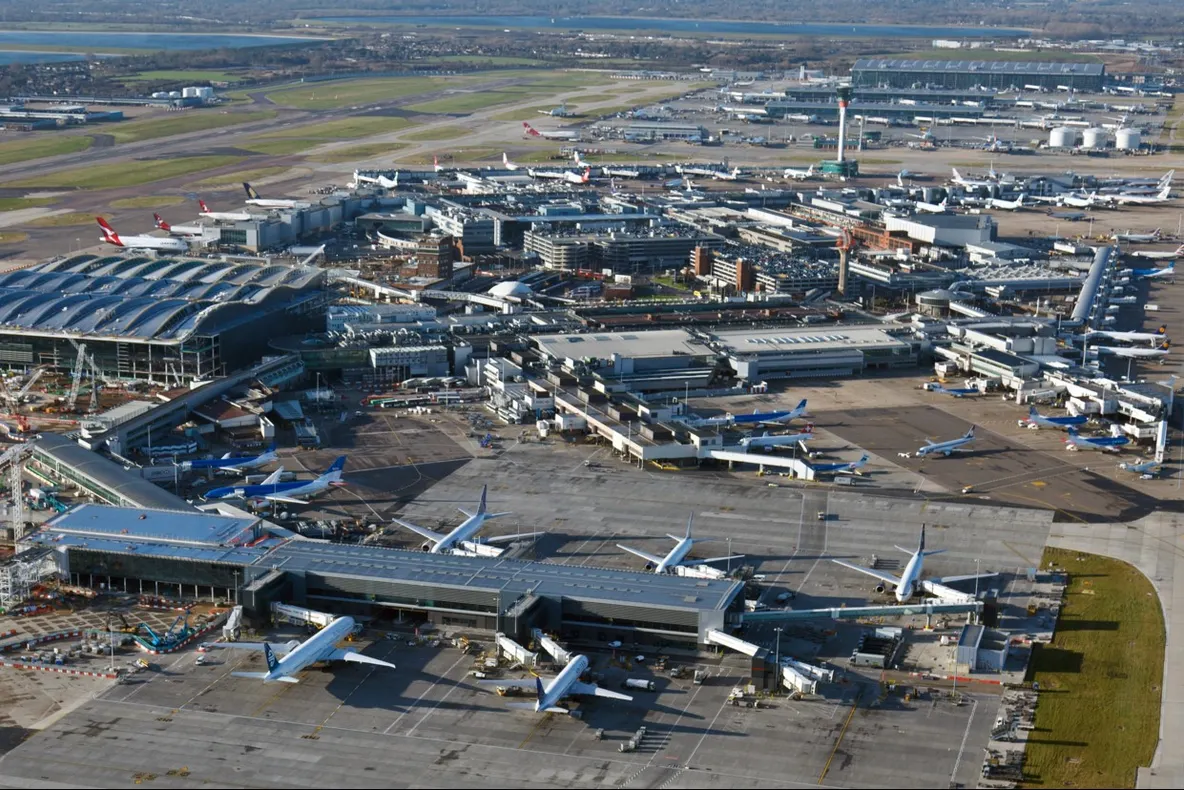 Panică la Londra! Aeroportul Heathrow, evacuat în urma unei alarme de incendiu