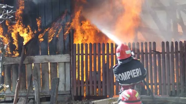 Incendiu puternic în Prahova. Trei case au ars până în temelii