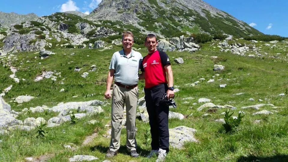 Soluţia preşedintelui Klaus Iohanis  pentru caniculă. Drumeţie în Munţii Retezat, cu soţia sa