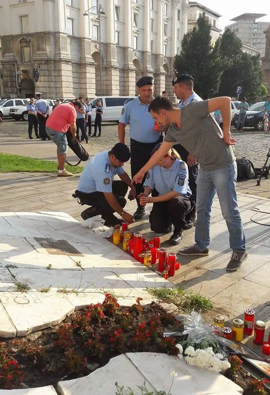 "Durere şi protest". Poliţiştii, în faţa MAI, în memoria colegului lor ucis în gara din Suceava