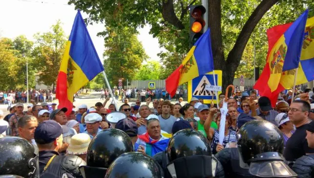 Situație tensionată la Chișinău. Proteste și îmbrânceli în fața Parlamentului, pe tema votului MIXT