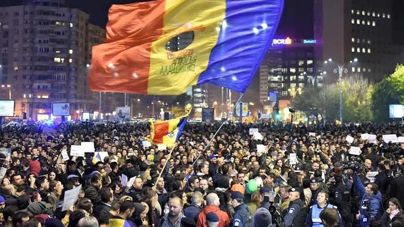 SUTE de protestatari #REZIST au manifestat în fața sediului PSD
