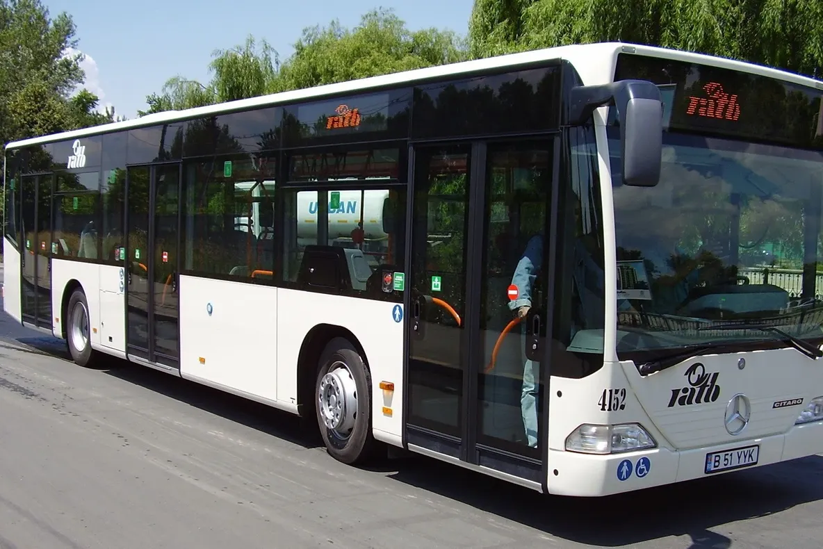 Din autobuz, la spital. Şase călători răniţi, după ce şoferul a frânat brusc