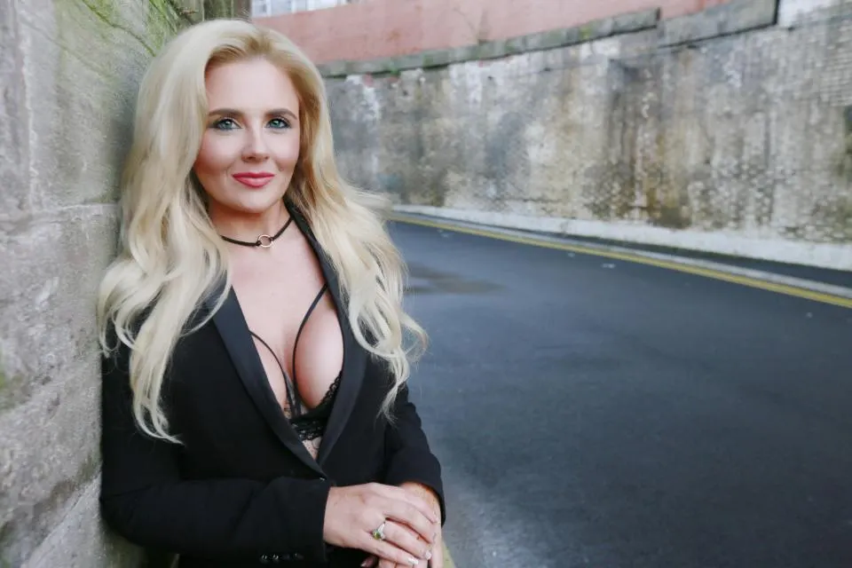 Femeia sexy plătită de neveste ca să le seducă soţii. Ce spune despre bărbaţii care înşală