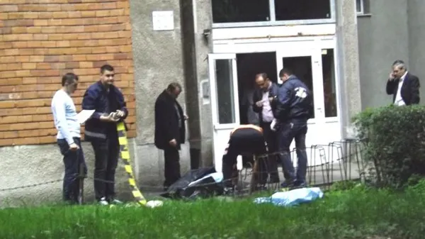 O copilă de 15 ani s-a sinucis aruncându-se de la etajul 4. Tânăra locuia cu iubitul ei de 33 de ani