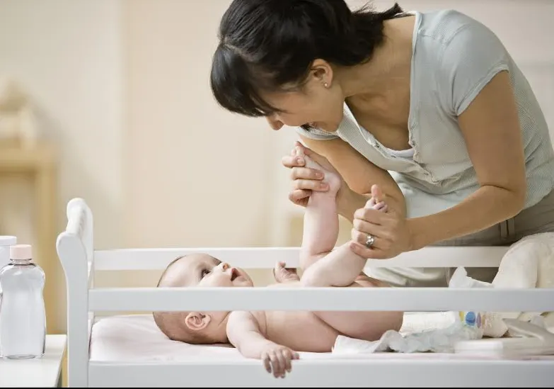 Cel mai rău coşmar al unei mame: a deschis scutecul bebeluşului său. Ce a văzut a făcut-o să ţipe