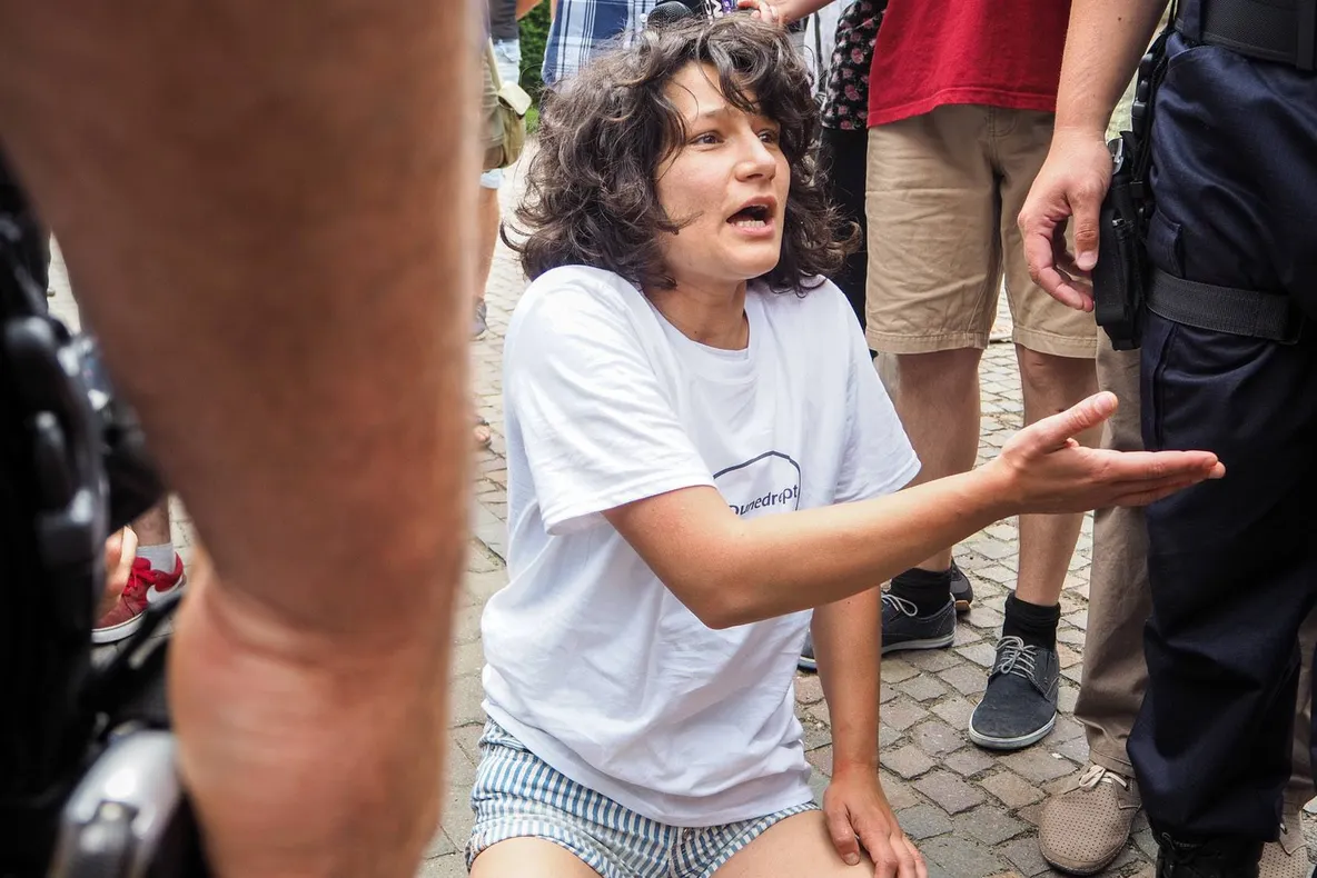 Tânără bruscată de jandarmi, la mitingul de susținere a familiei tradiționale! Imagini incredibile