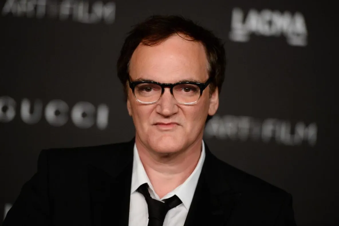 Regizorul Quentin Tarantino s-a logodit cu o cântăreață cu 21 de ani mai tânără! Iată cum arată